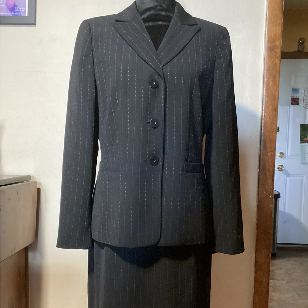 Evan Picone Women’s 2 piece Skirt Suit Size 8 Black with Light Pink stripes EUC